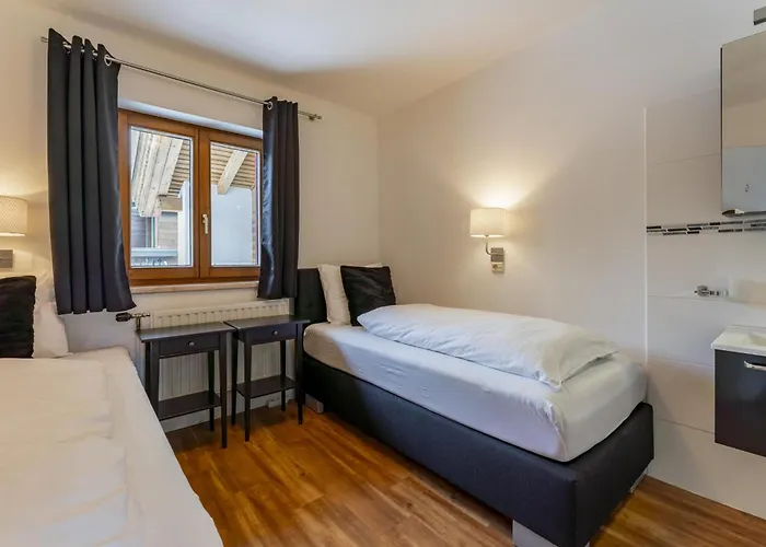 Neva S Saalbach-Hinterglemm