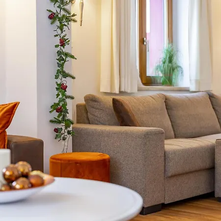 Neva S Saalbach-Hinterglemm