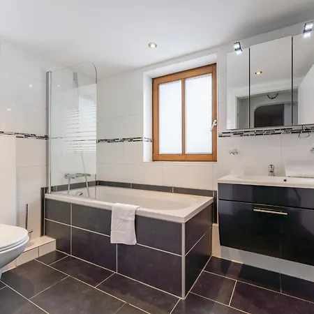 Neva S Saalbach-Hinterglemm